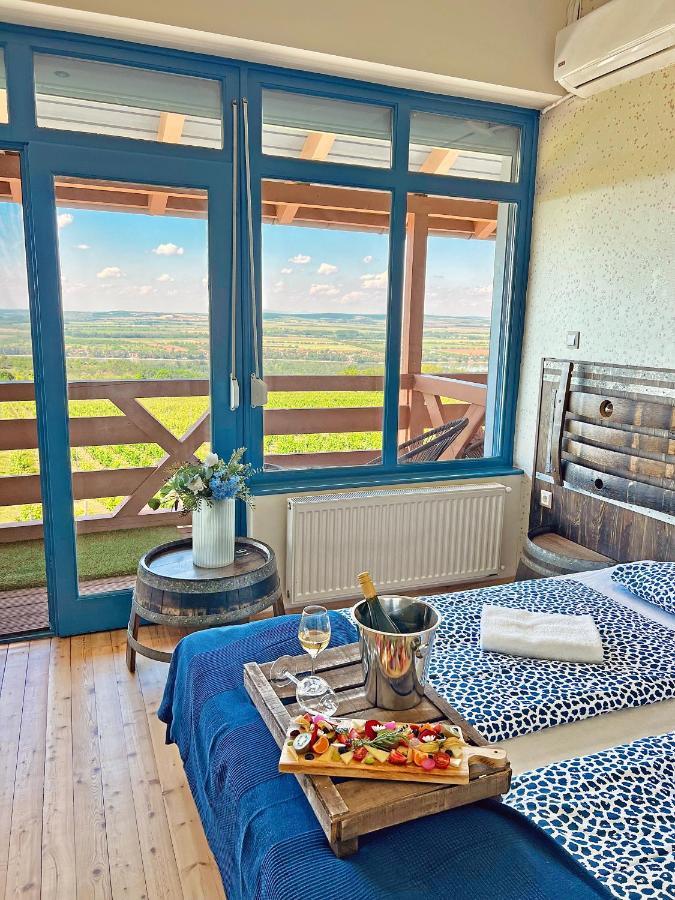 Отель Hilltop Borbirtok & Etterem Neszmely Экстерьер фото